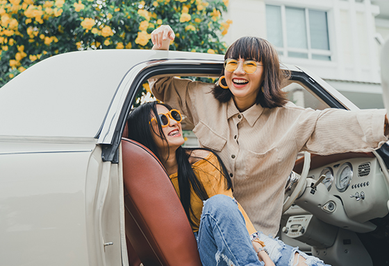 G22034-Breezy-Travel_TUO_roadtrip_560x384 Two girls are enjoying their road trip